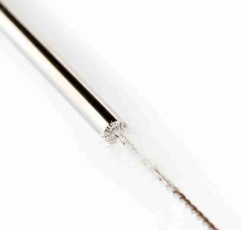 Sugr�r av rostfritt st�l g�rs rent med borste