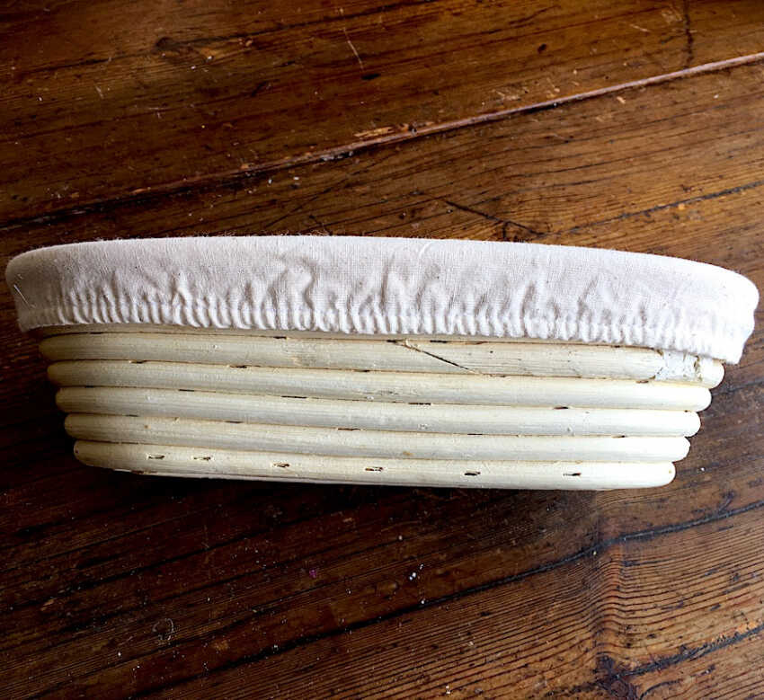  J�skorg oval med duk i tyg liggande fr�n sidan