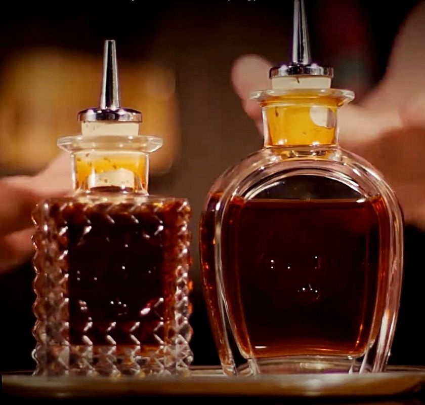 2 vackra flaskor f�r b ytters mm i glas med metallpip