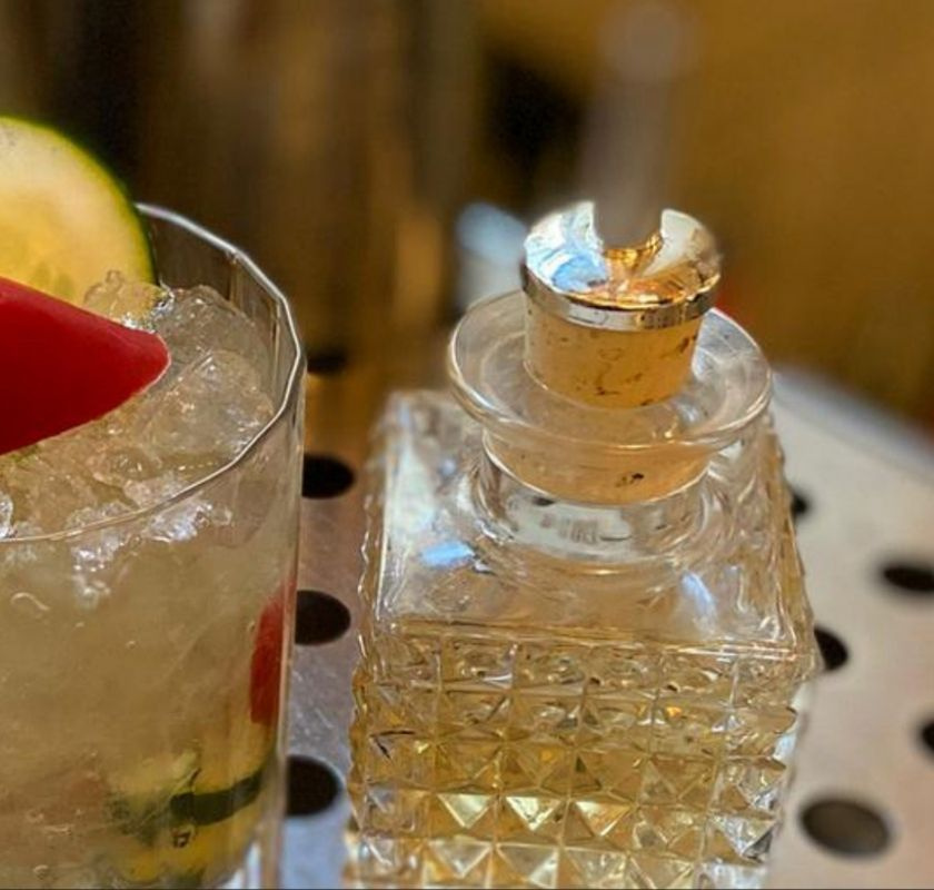 Fasetterad st�nkflaska och drinkglas