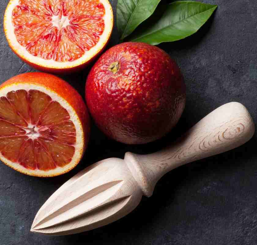 Citruspress i tr� med blodapelsiner