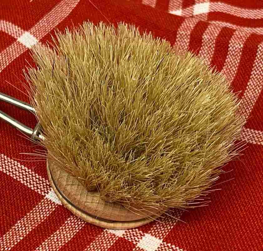 Diskborste i tr� med ljust tagelborst