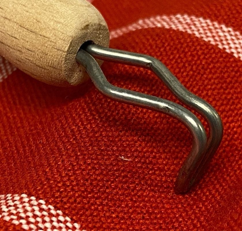 Diskborste i tr� med ljust tagelborst