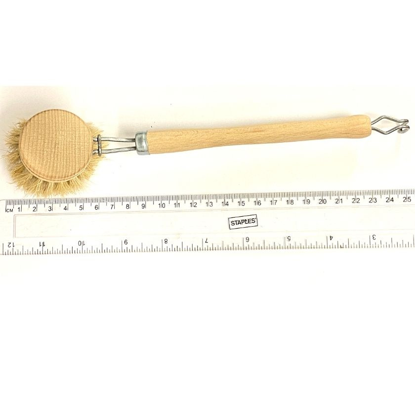 Diskborste i tr� med ljust tagelborst