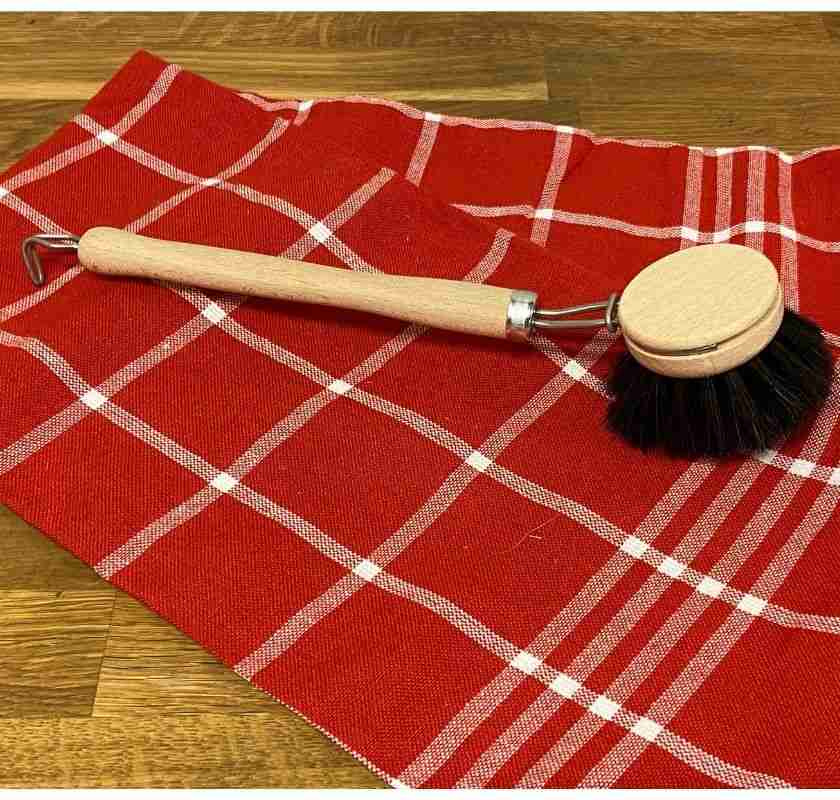 Diskborste i tr� med svart tagelborst