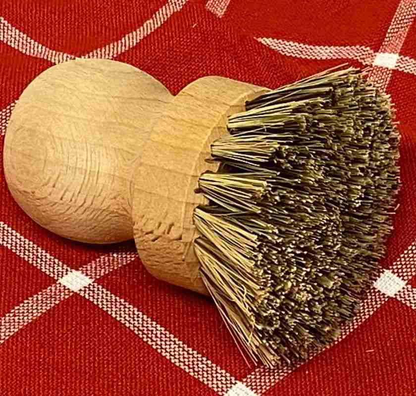 Grytborste i tr� med naturborst