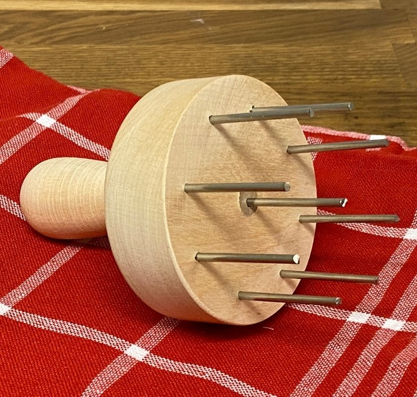 Br�dnagg i tr� med 9 rostfria pinnar