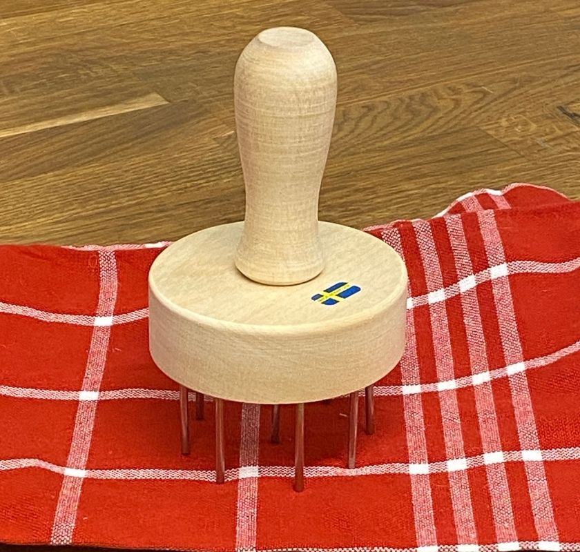 Br�dnagg i tr� med 9 rostfria pinnar