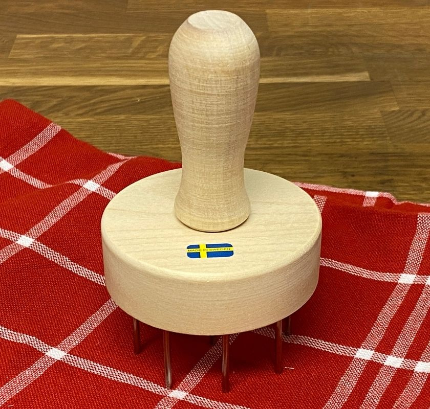 Br�dnagg i tr� med 9 rostfria pinnar