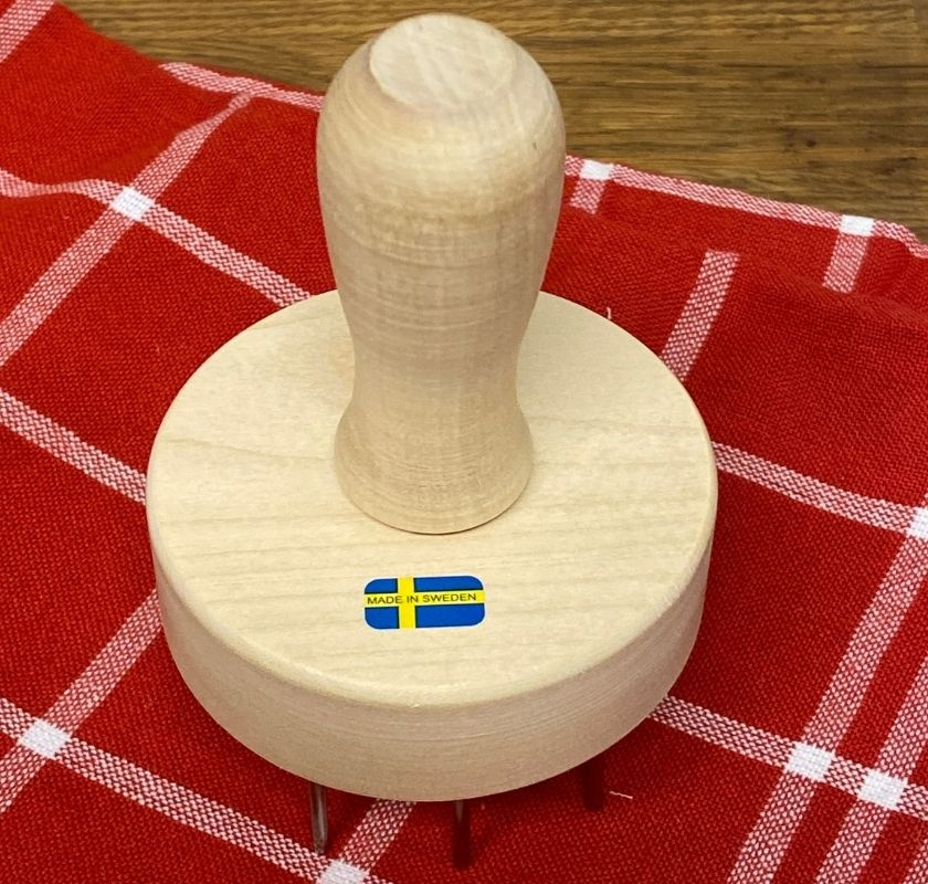 Br�dnagg i tr� med 9 rostfria pinnar