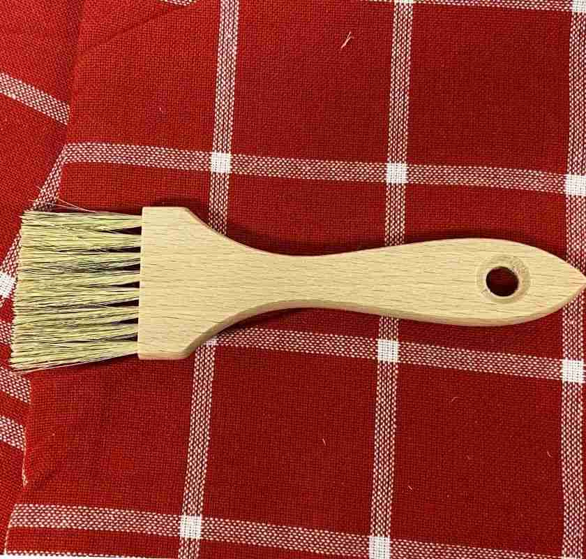 pensel i tr� p� r�d k�kshandduk