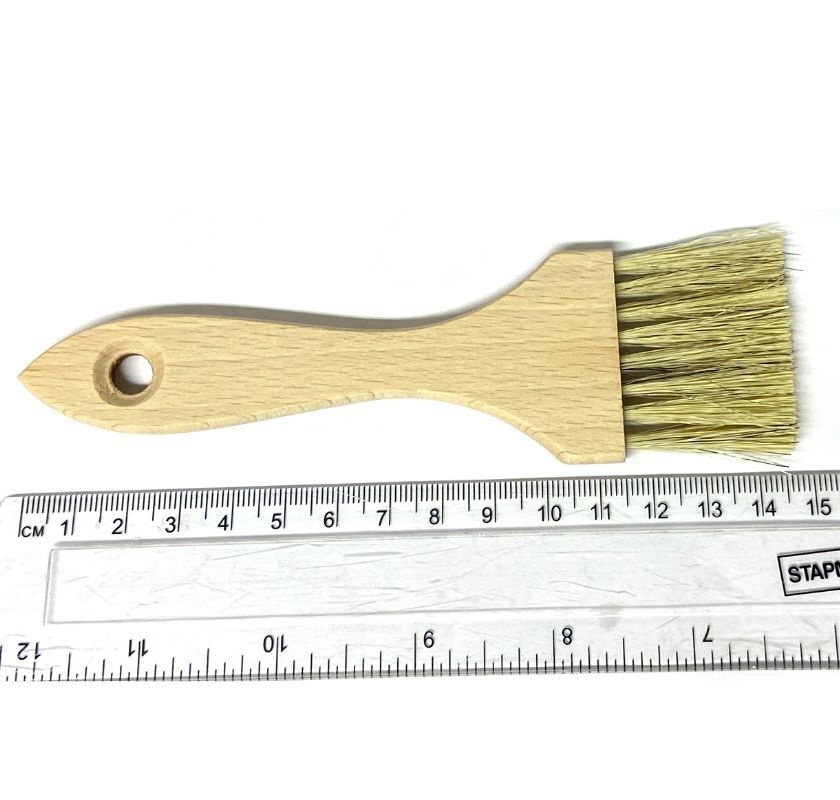 Br�dpensel i tr� rak och linjal m�ter ca 15 cm