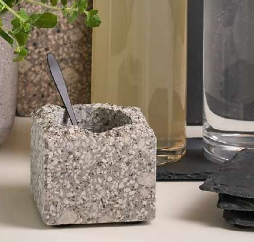 Saltkar i sten med sked