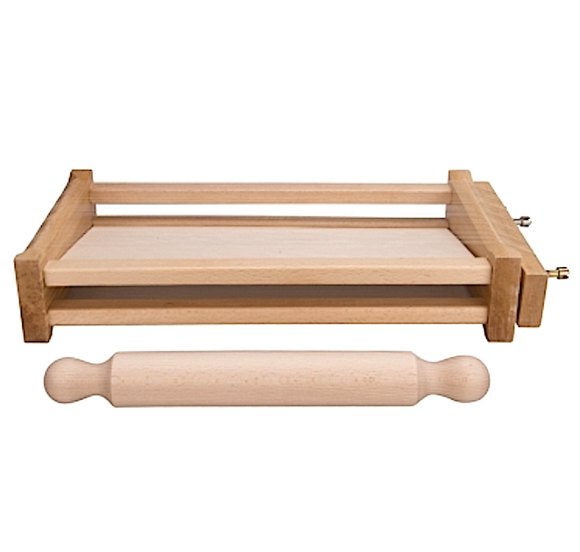 Chitarra med kavel f�r pastatillverkning