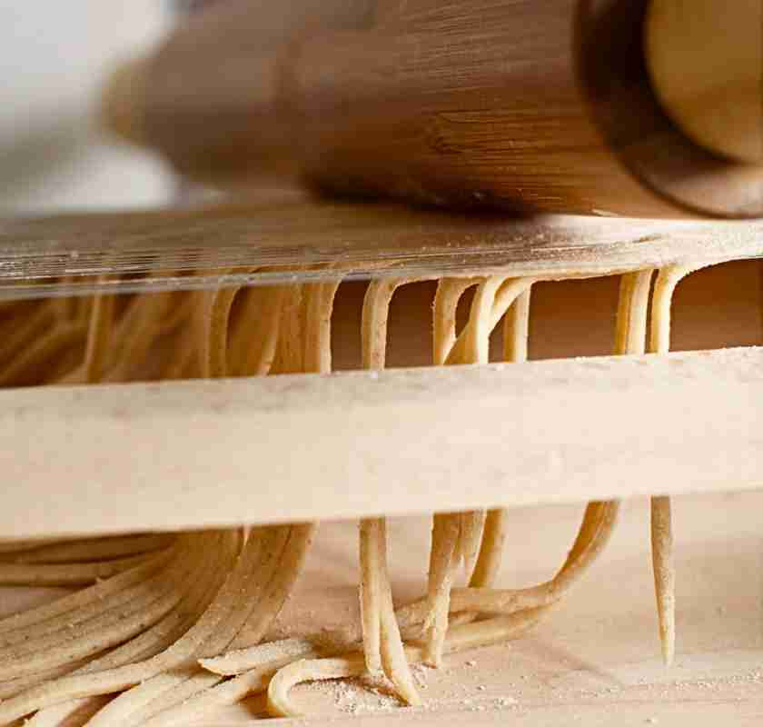 Chitarra med kavel f�r pastan sk�rs och ramlar ned mellan str�ngarna