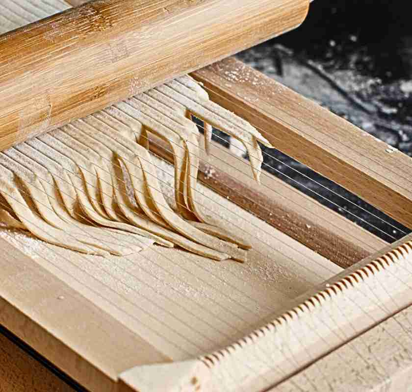 Chitarra med kavel som sk�r pastan i remsor