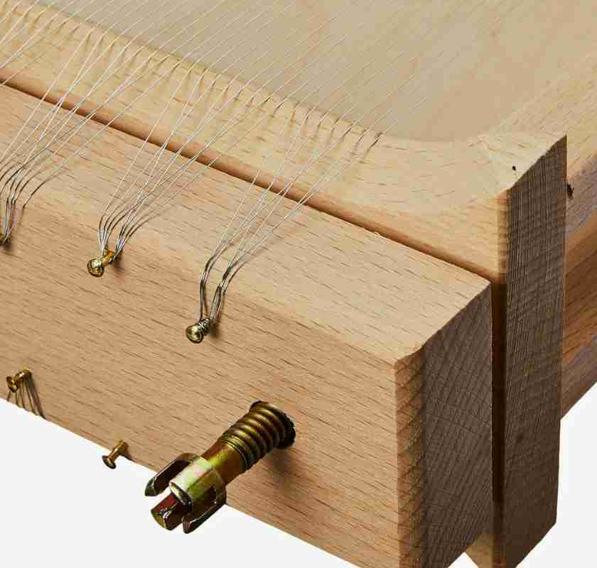 Chitarra detalj med f�ste f�r tr�darna