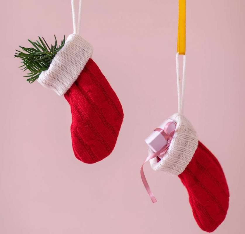 julstrumpa med paket och granris