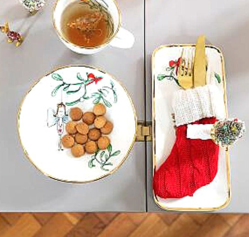 Julstrumpa stickad p� fat med bestick instuckna i strumpan