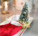 julstrumpan på fat med en liten konstgjord julgran på klämma