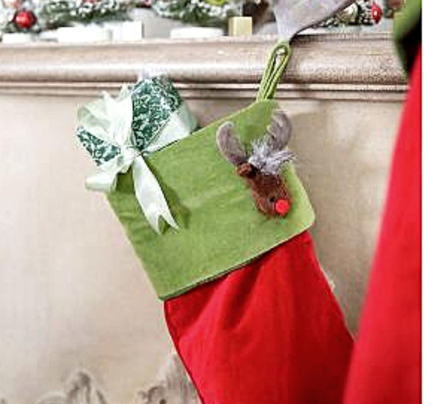 Detalj av julstrumpan med ren p� skaftet