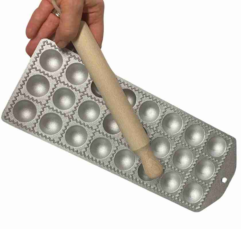 Hand h�ller ravioliform med kavel