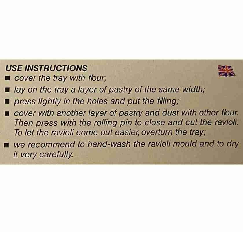 Instruktion p� engelska p� paketets baksida p� Ravioliform 24st 40x40 mm med kavel