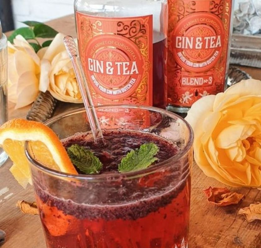 Infuserad gin hibiskus, fl�der, vitt te och rosor