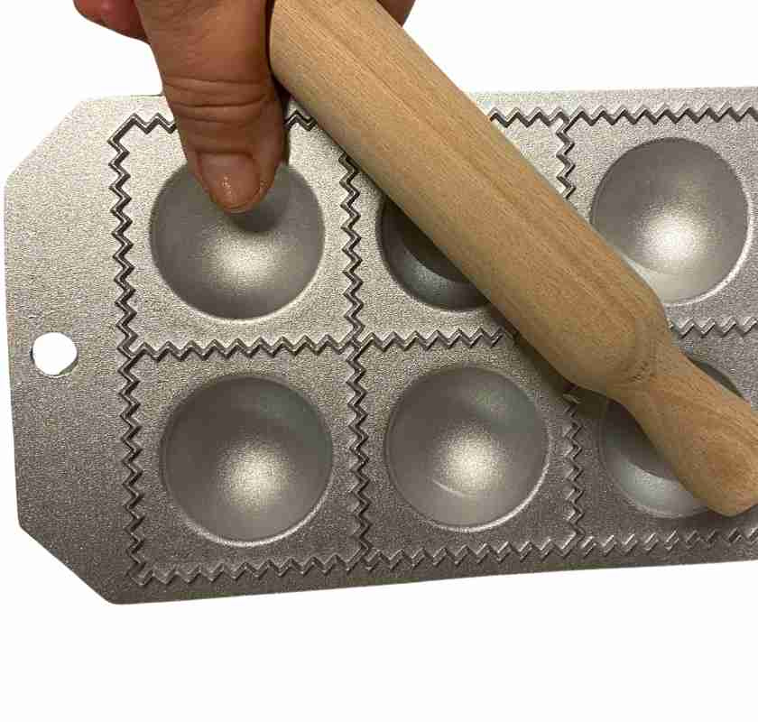 Hand h�ller ravioliform 12st ravioli med kavel  