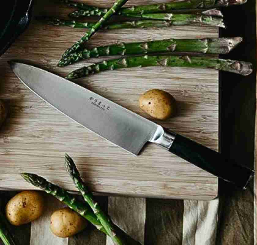 Kockkniv Gyuto 20cm Karimatto p� sk�rbr�da med sparris och potatis