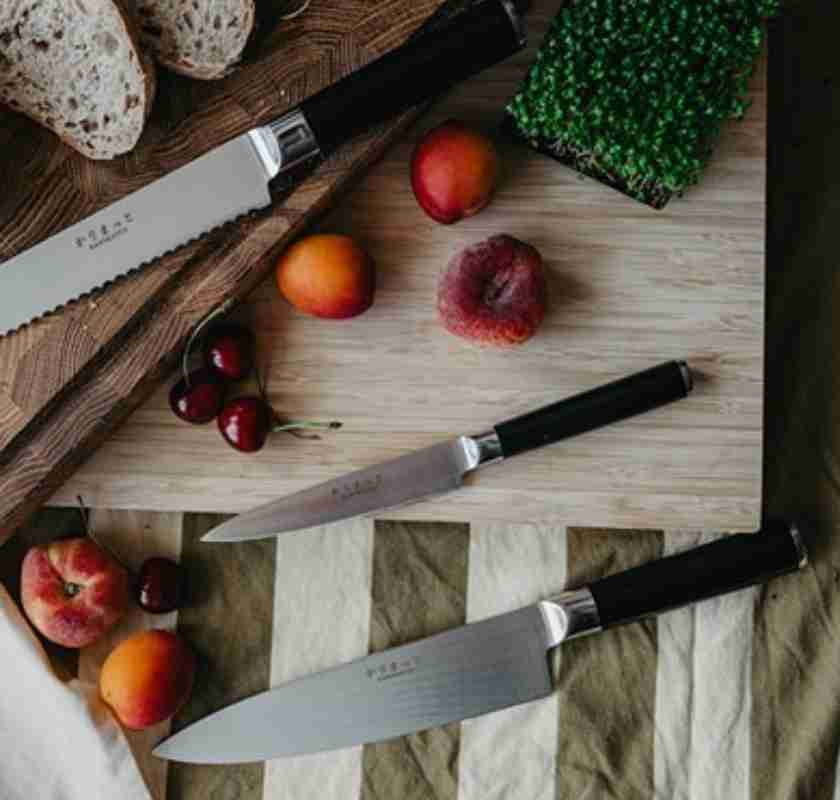 Kockkniv Gyuto 20cm Karimatto tillsammans med skalkniv och br�dkniv