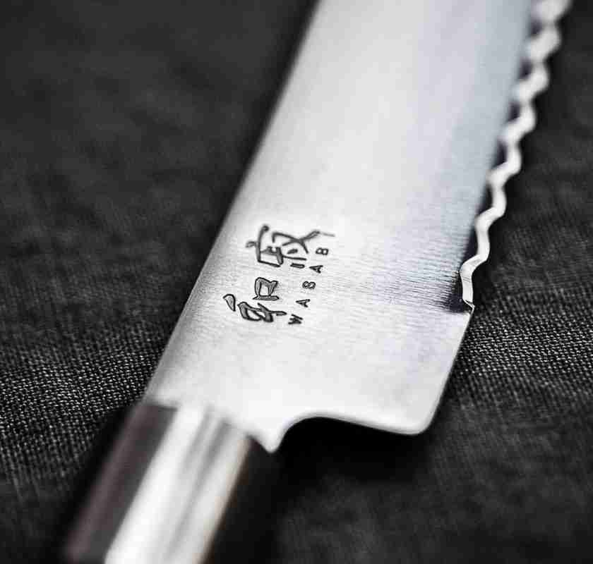 Wasabi Black br�dkniv, detalj av bladet med logo