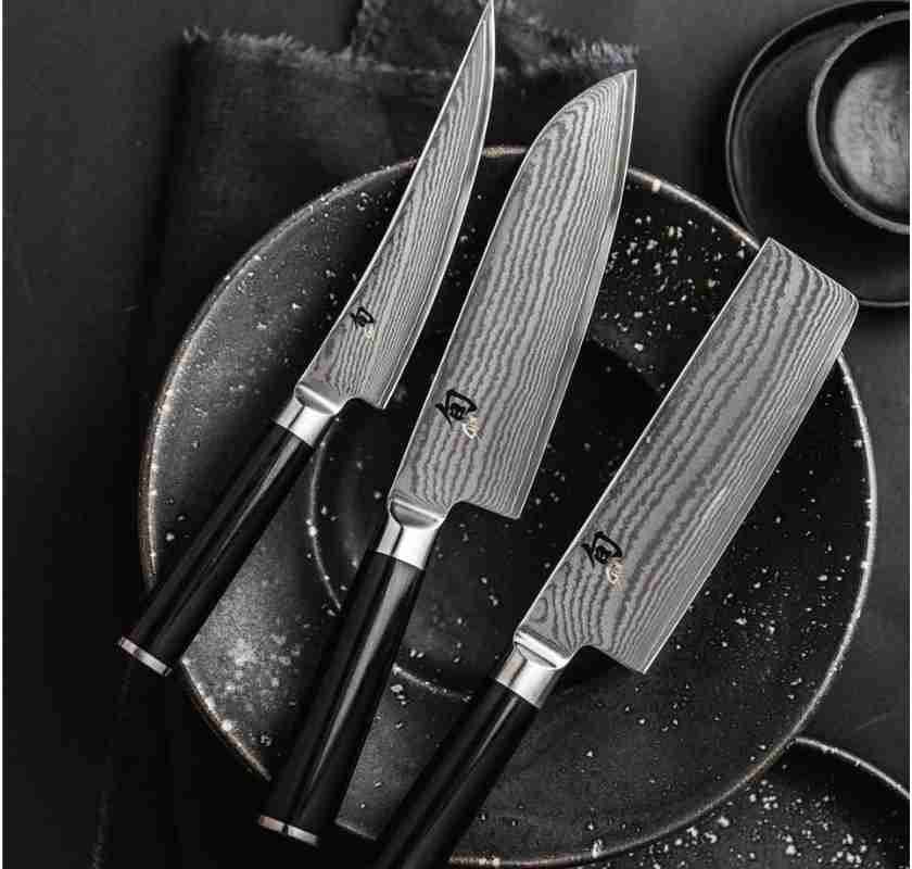 Santokukniv, hacka och stekkniv KAI Shun Classic p� svart fat