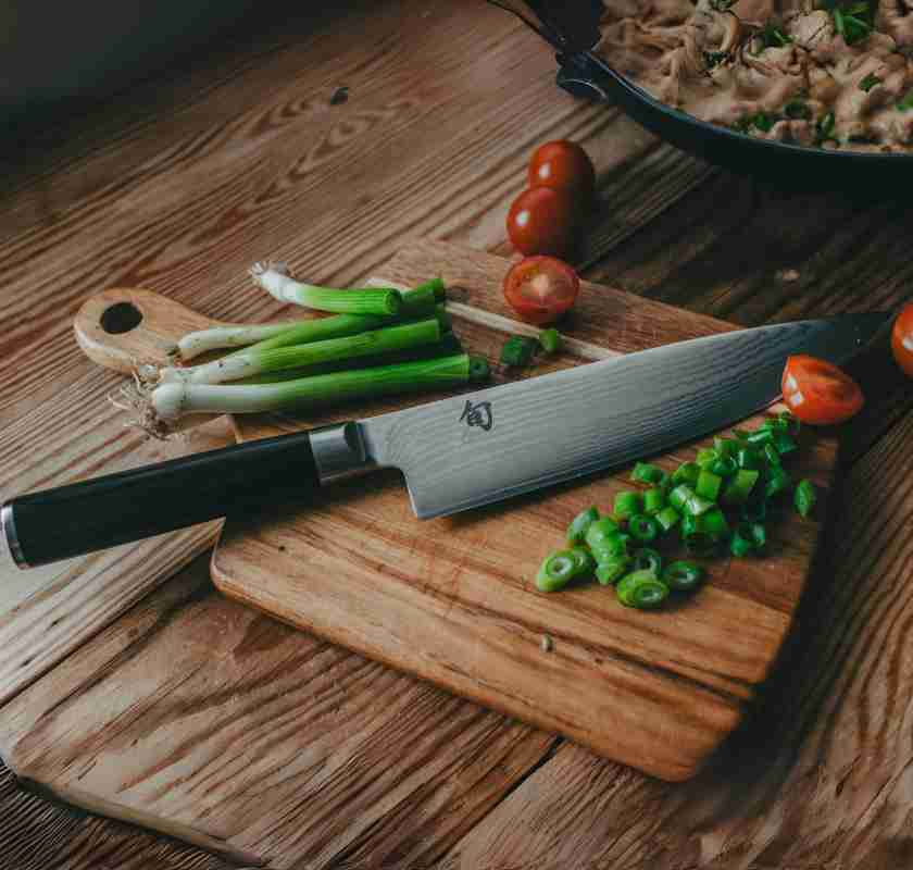 Kockkniv KAI Shun Classic 20 cm p� sk�rbr�da med gr�nsaker