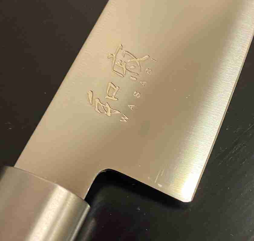 Wasabi Black  logo p� knivbladet