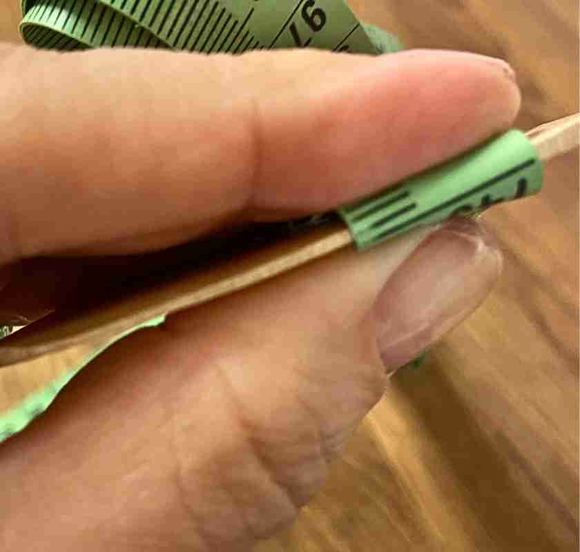 Stekspaden i tr�, tjocklek p� bladet l�ngst ned. Hand h�ller m�ttband. = ca 1mm