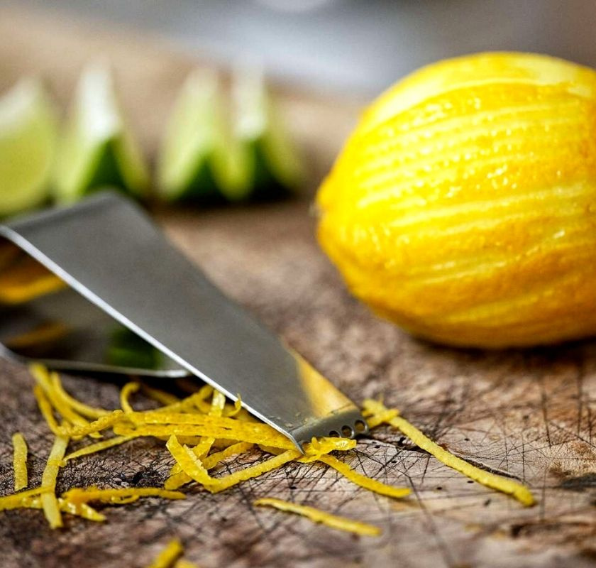 juliennesk�raren en citron och tunna skalstrimlor