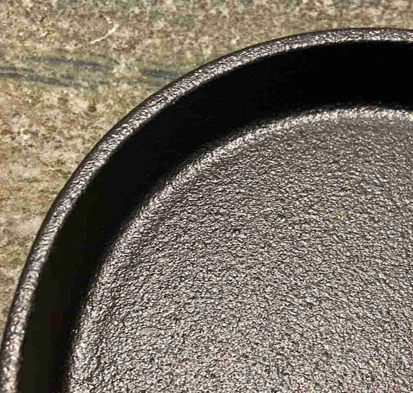 Minipanna rund 13 cm gjutj�rn detalj insida