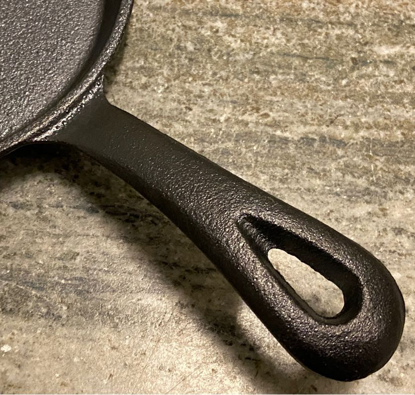 Minipanna rund 13 cm gjutj�rn detalj handtag