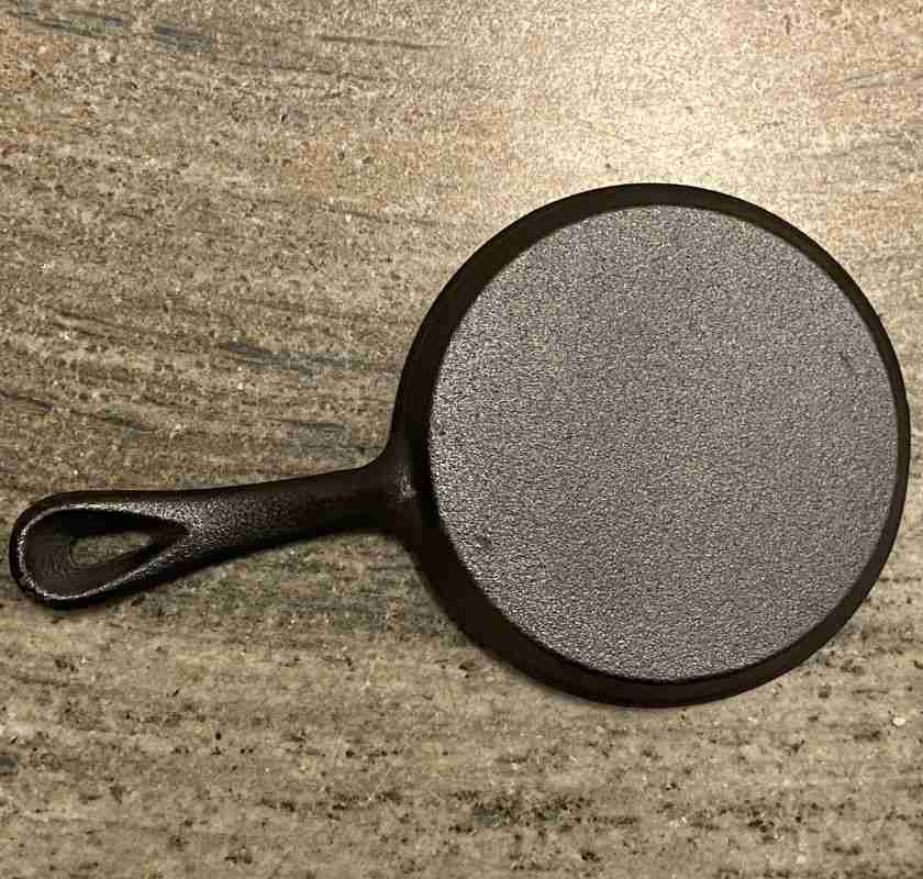 Minipanna rund 13 cm gjutj�rn baksidan