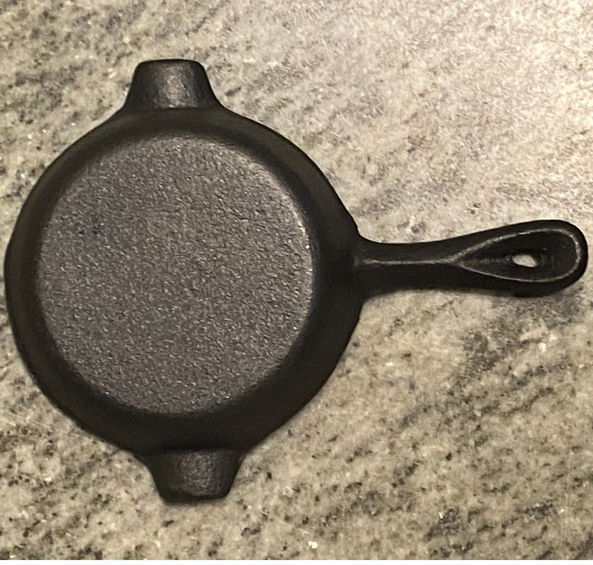 Minipanna i gjutj�rn med pip