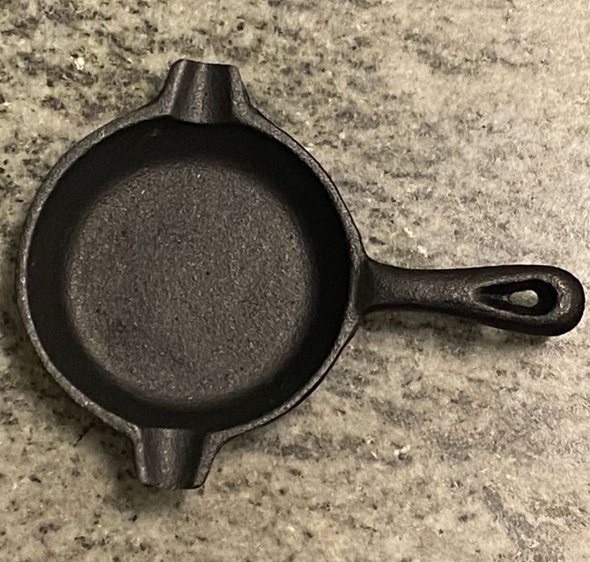 Minipanna i gjutj�rn med pip