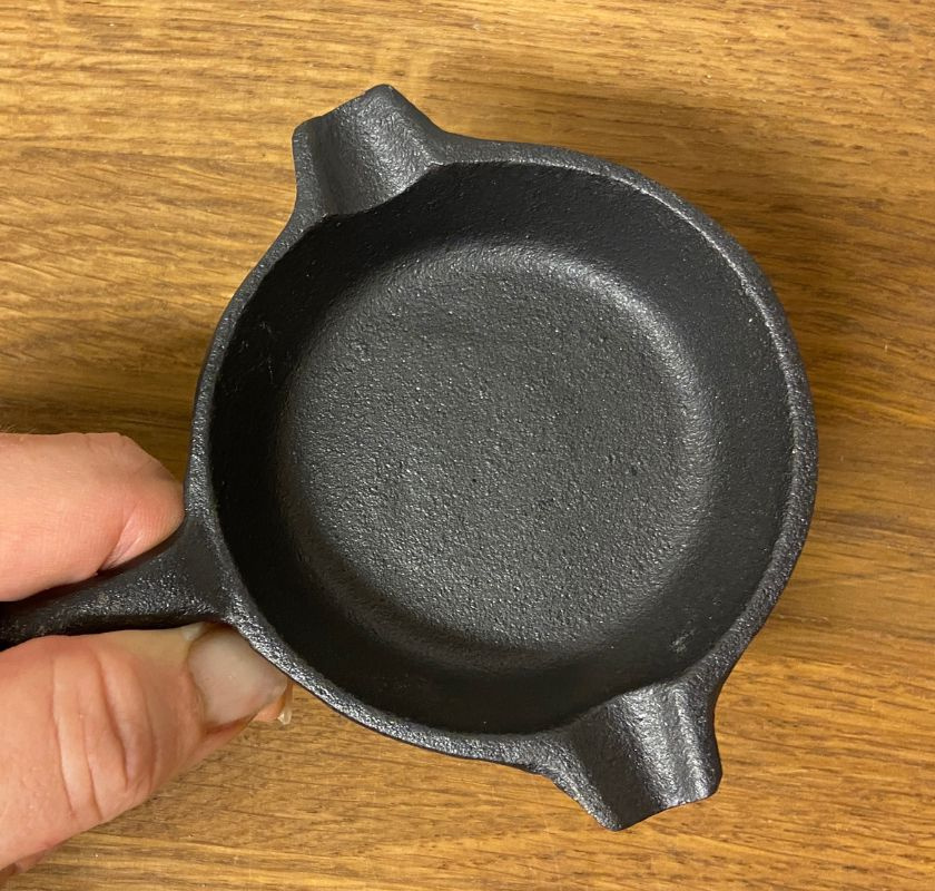 Minipanna i gjutj�rn med pip