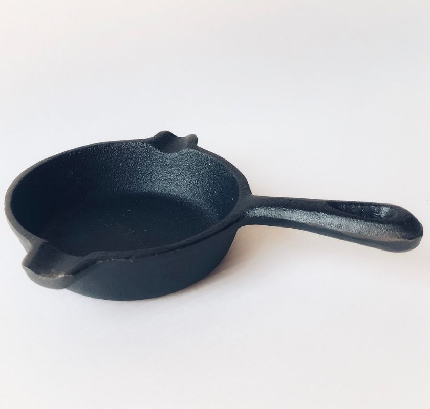 Minipanna i gjutj�rn med pip