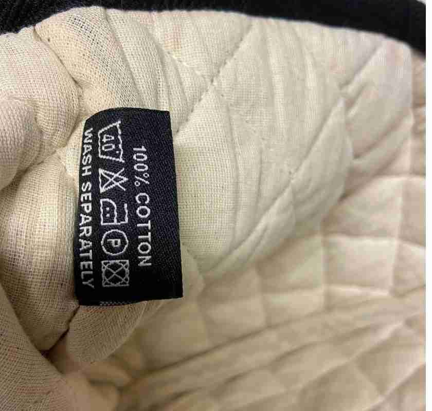 Etikett med tv�ttr�d i tehuvan