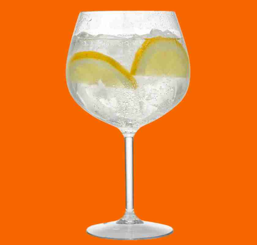 Balloonglas f�r vin eller GT i plast med citroner och is mot orange bakgrund