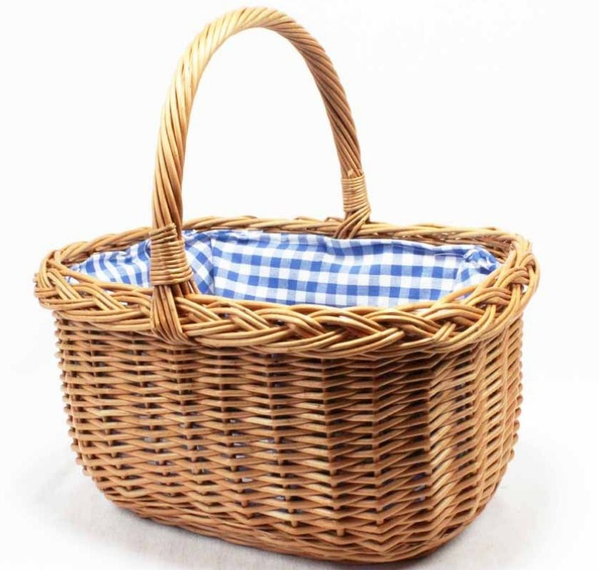 Picknick-korg i pil med bl�rutigt tyg