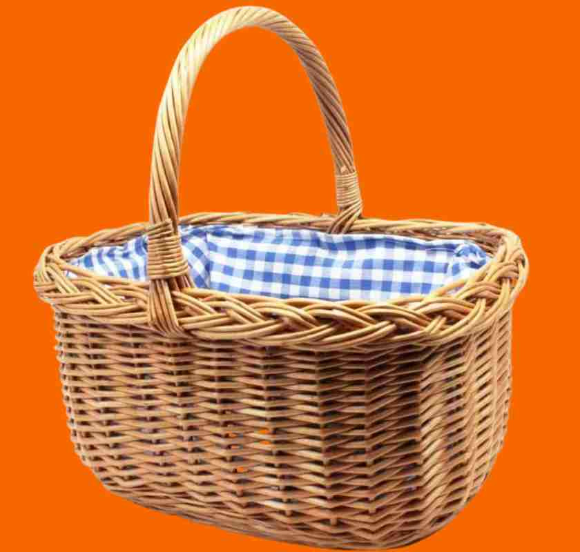 Picknick-korg i pil med bl�rutigt tyg mot orange bakgrund