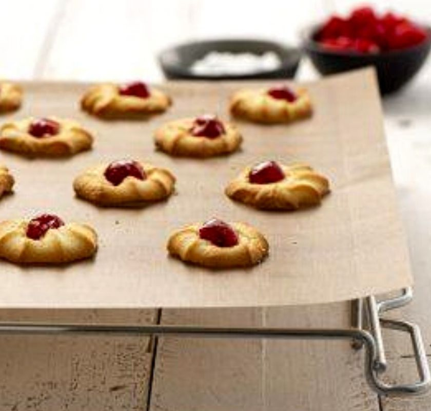 Sm�kakor p� galler med Nostik �teranv�ndningsbart bakpl�tspapper