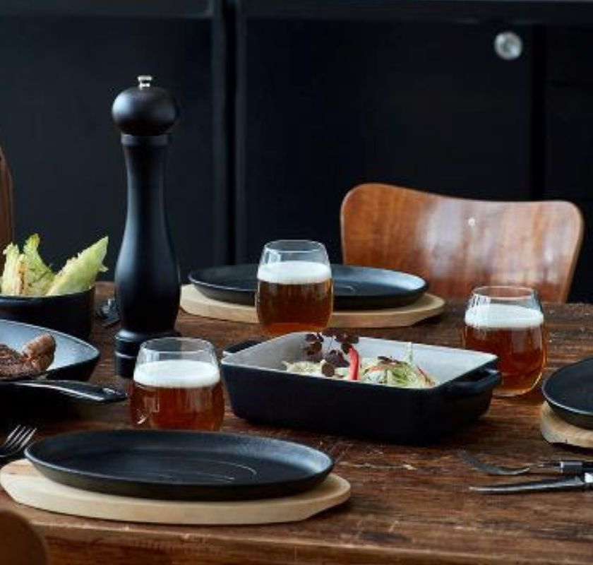 Bord med dukning. Grilltallrik